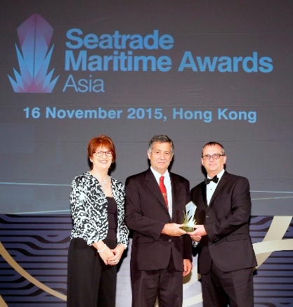 Alan Lowry accepting Berge Bulk's Seatrade Maritime Asia Safety Award in Hong Kong on 16 Nov 2015
