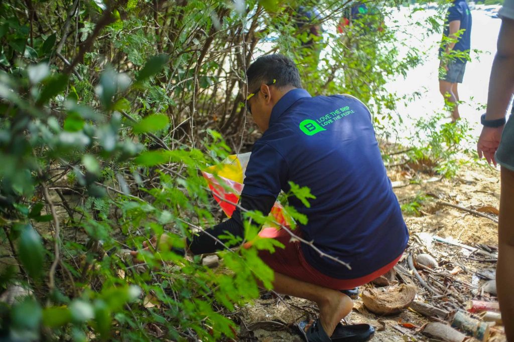 Collecting waste and cleaning up Puesrto Galera 